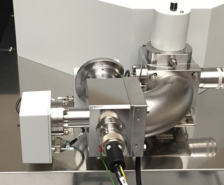Photo d'un analyseur par spectrométrie de masse Haute résolution HR GD MS, modèle GD90 Trace